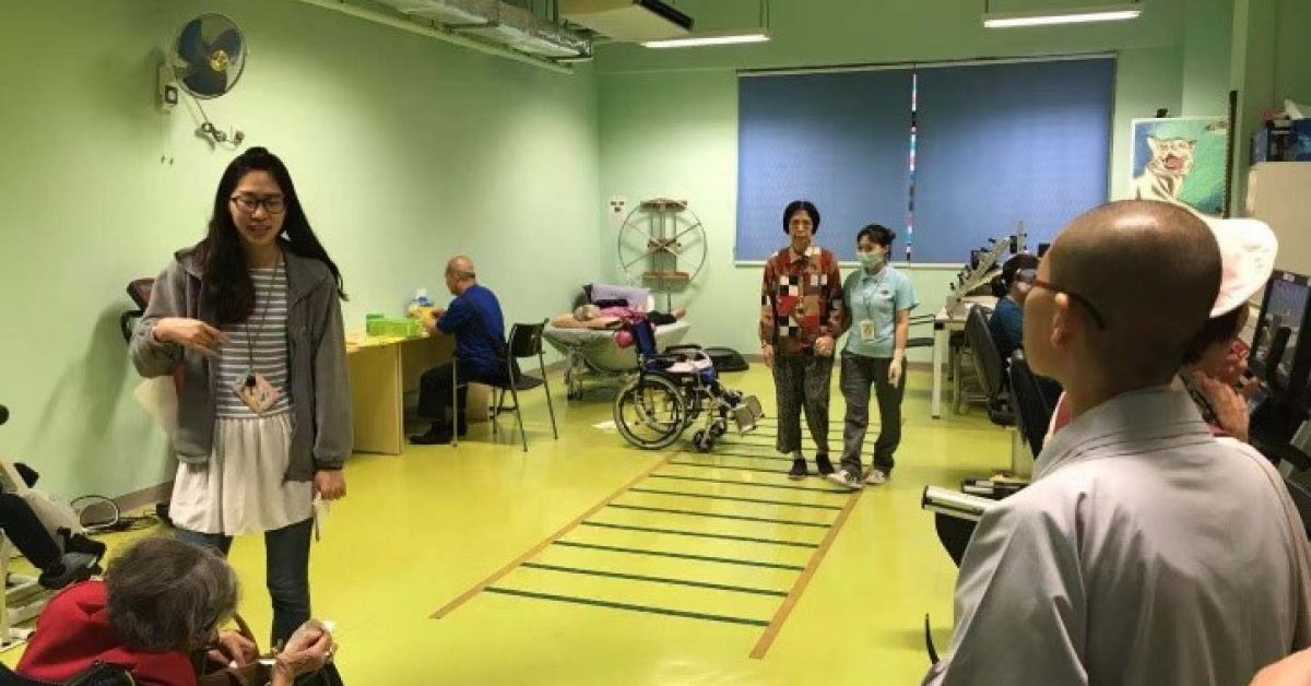 學生們與物理治療室內不同人士交談